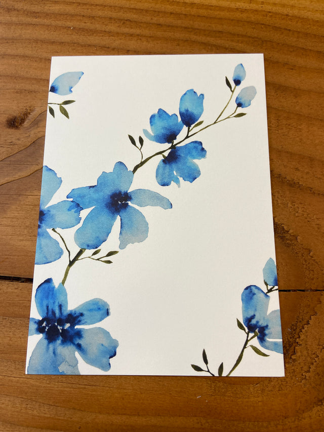 Kaartje met blauwe bloemen om de scheurkalender als verlovingscadeau te geven. Laat een persoonlijke boodschap in het kaartje schrijven. 